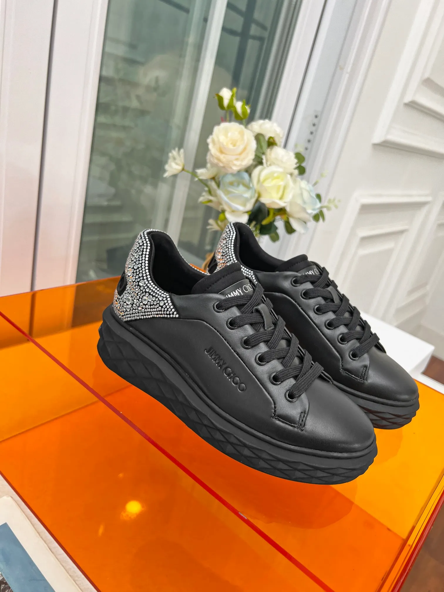 👟👟Ex-factory price 640👟👟 (hot tail diamond) Jimmy choo Jimmy Choo 2024 spring and summer Jc new Diamond New sneaker series 🔥The upper is made of original customized cowhide leather spliced with breathable Lycra embellished with Swarovski crystal diamonds to enjoy the brand's luxury and trend 💥The soles are made of brand elements to resist diamond multi-faceted cutting and have a full three-dimensional feel 🎵The soles are gradually thinner and thicker, and the design makes them more comfortable without any visual pressure 🌹A Diamond sneaker that is fashionable, comfortable, versatile and luxurious is worth owning🧚‍♀️ Fabric: Original imported top layer 🐂 cowhide Lining: Original Lycra breathable lining Feet: Original injection molded 🐑 Sheepskin Outsole: Original glass glue combined sole Size: 34-41 (customized size 34.41 is non-refundable)